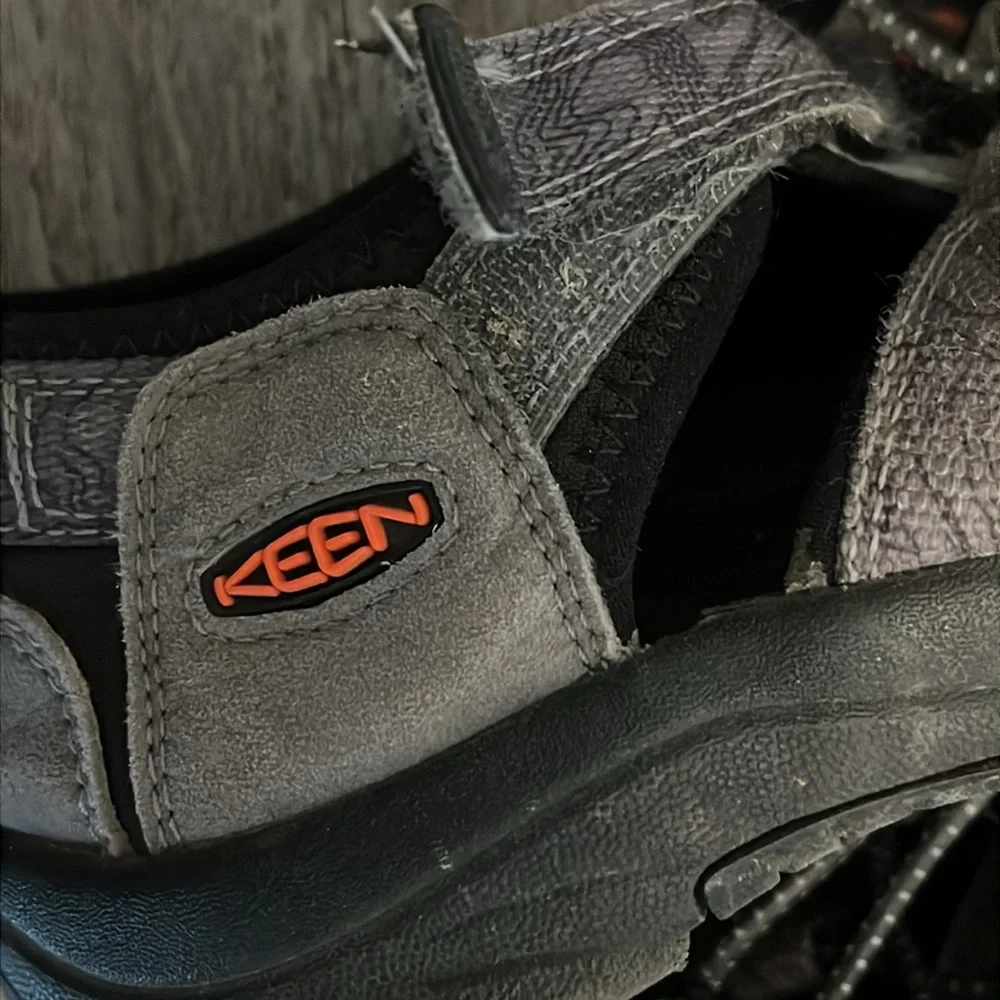 Keen Sandals Unisex Black and Grey Close Toe Sandals Shoes Sz 4